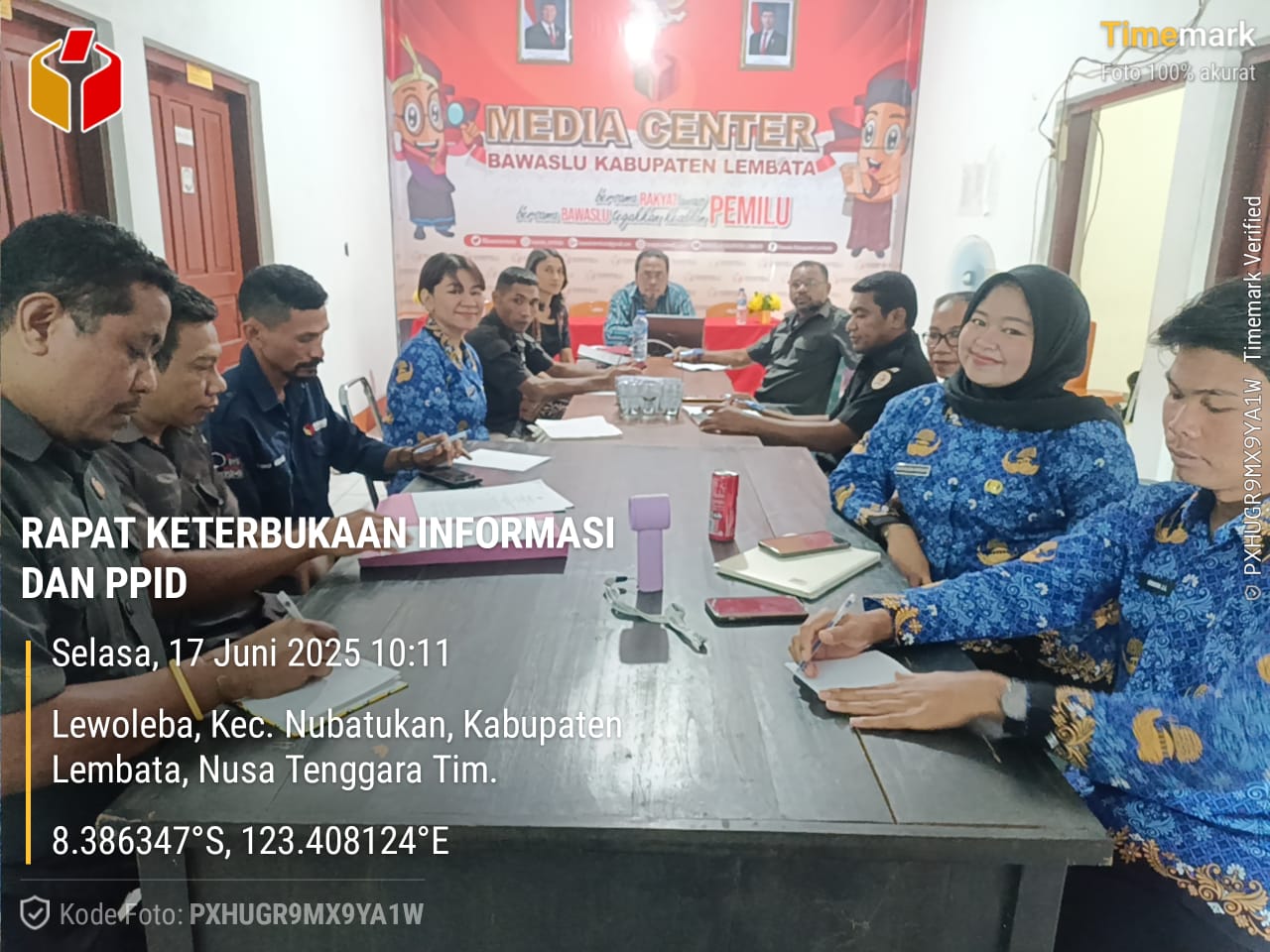Ketua, Anggota dan Staf Sekretariat Bawaslu Lembata dalam giat PPID