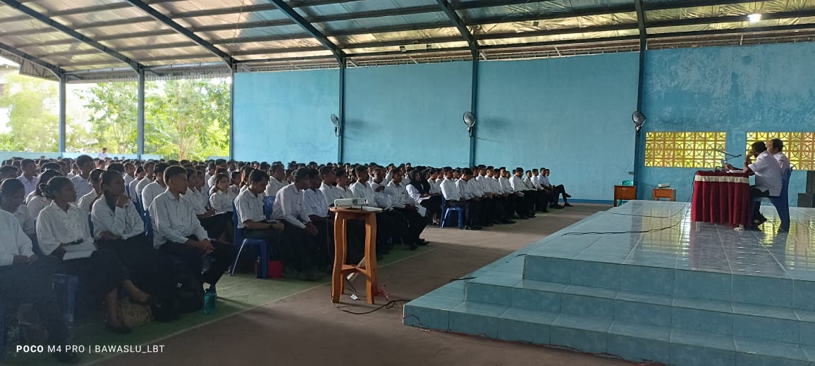 Ketua Bawaslu Lembata saat memberikan materi kepada 650 CPNS Daerah