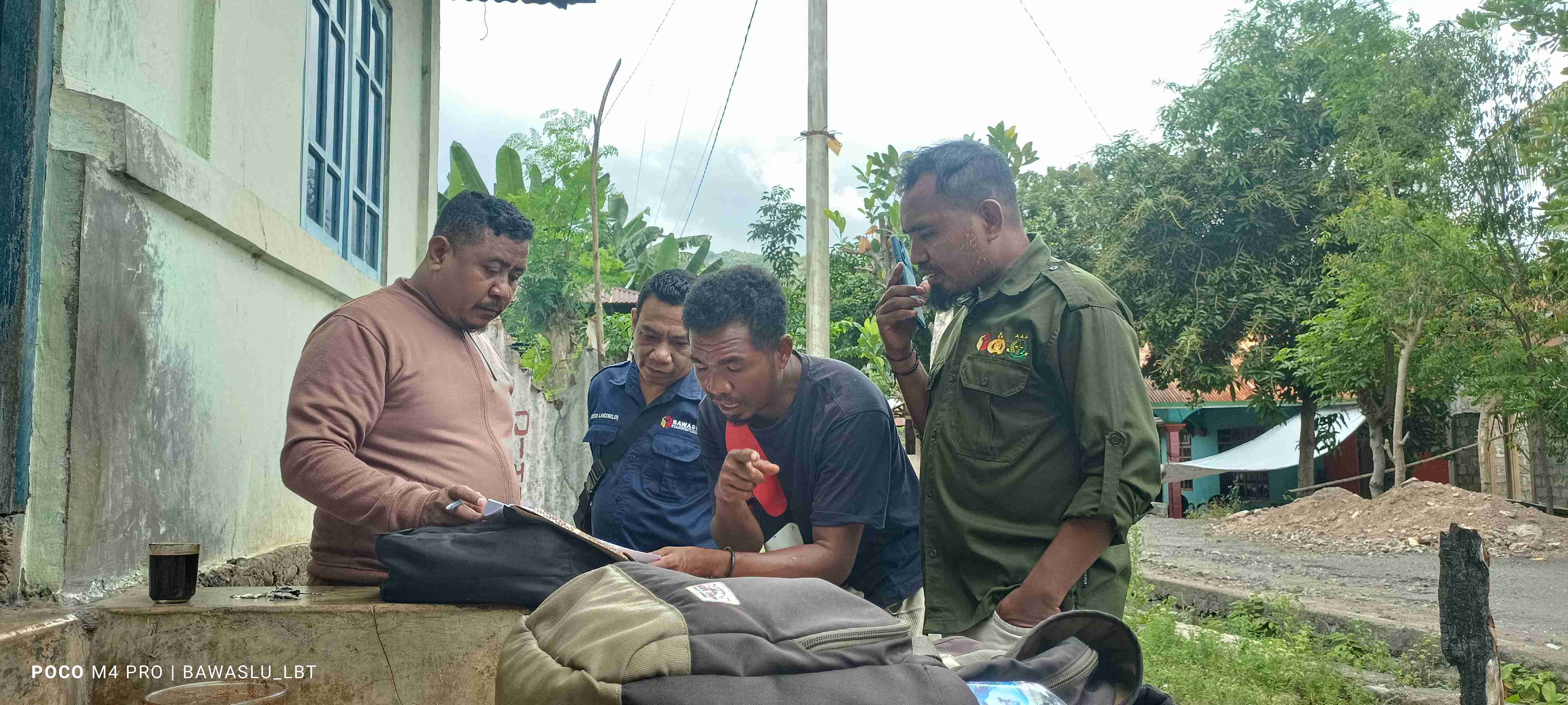 Anggota dan Staf Bawaslu Lembata melakukan uji petik