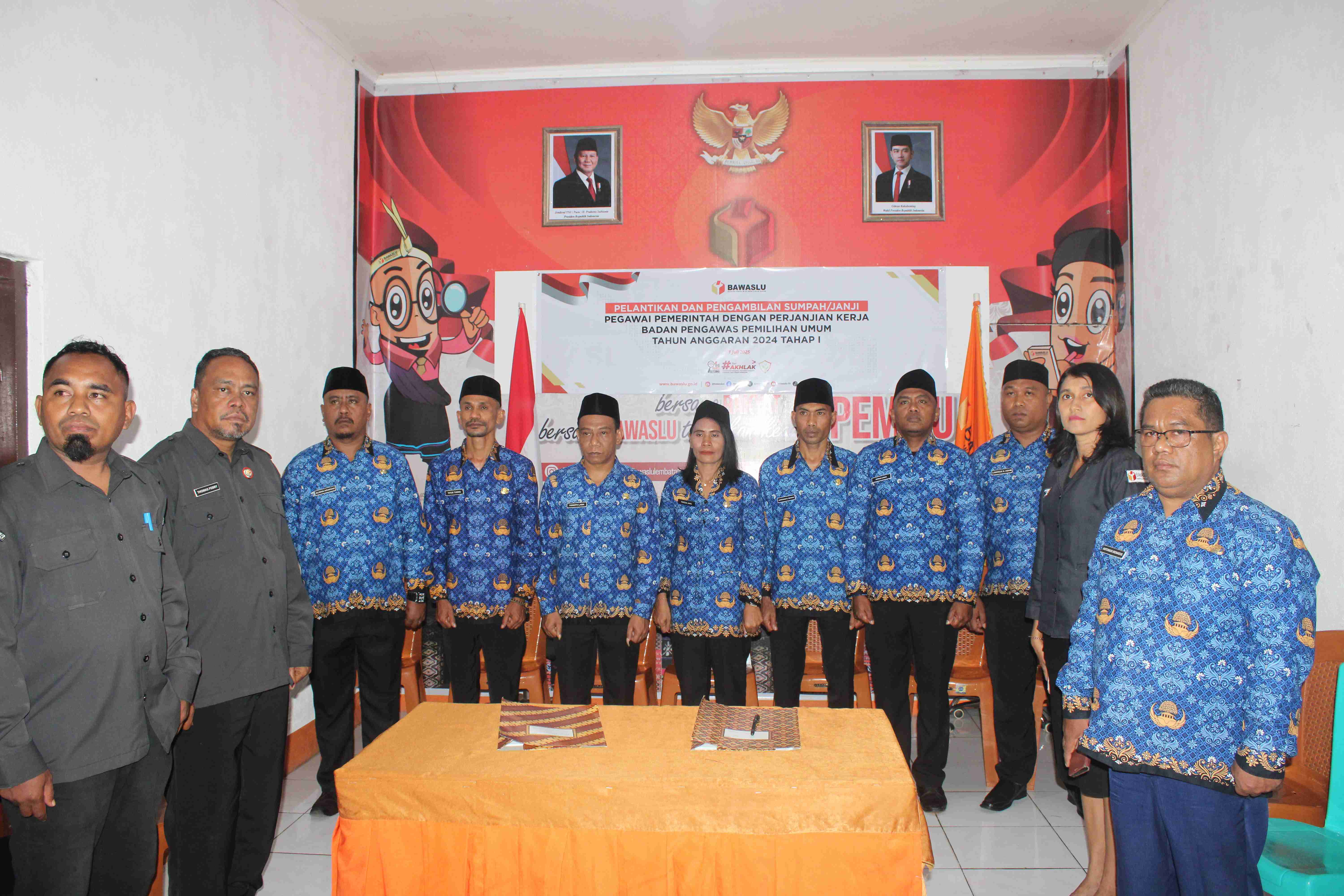 Ketua, Anggota dan Korsek Bawaslu Kab. Lembata serta PPPK dalam Acara Pelantikan