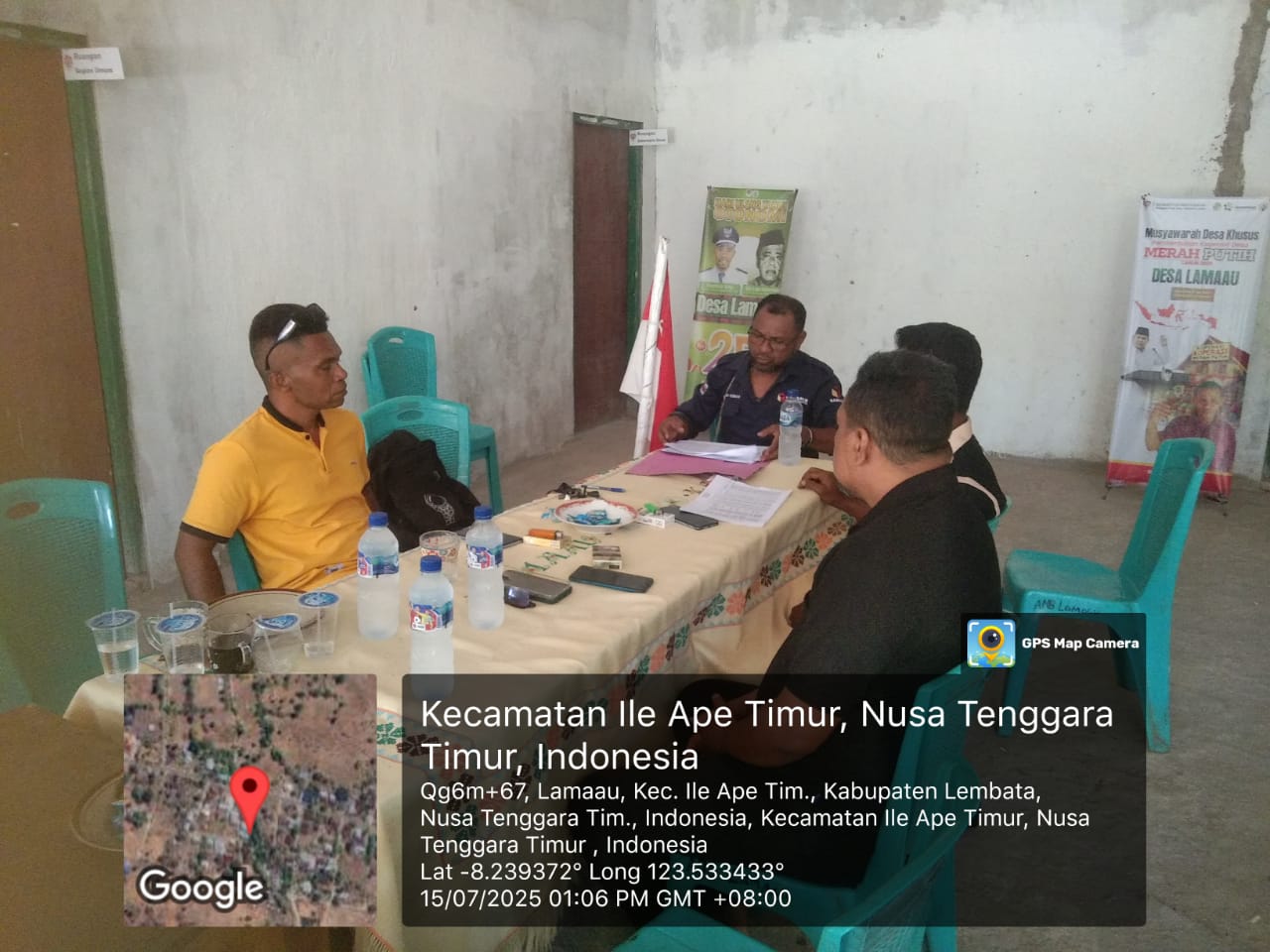 Ketua bersama Staf Bawaslu Lembata dalam Uji Petik di Desa Lamaau