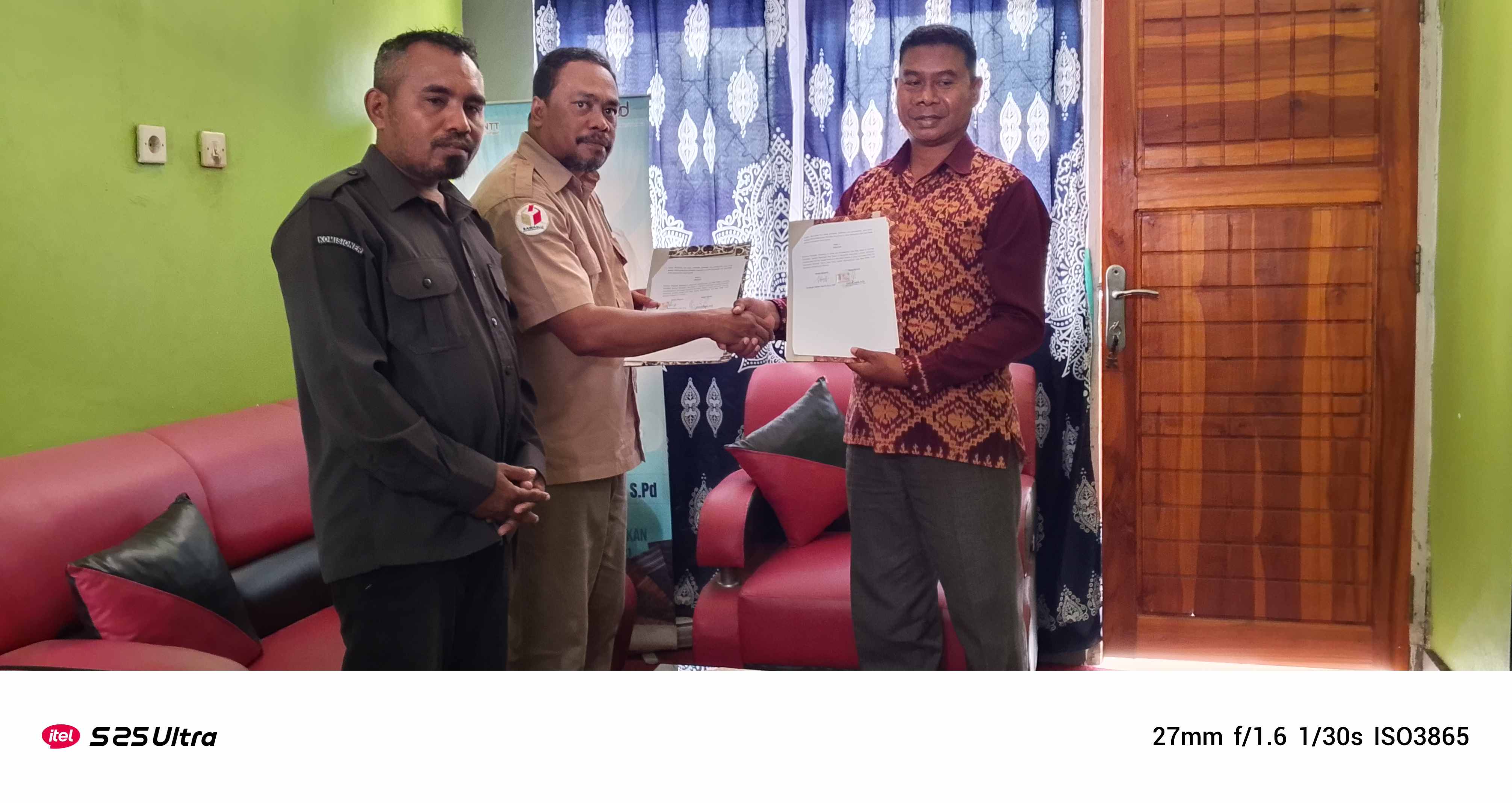 Penandatanagan MoU Bawaslu Lembata Mengajar Smandu Nubatukan