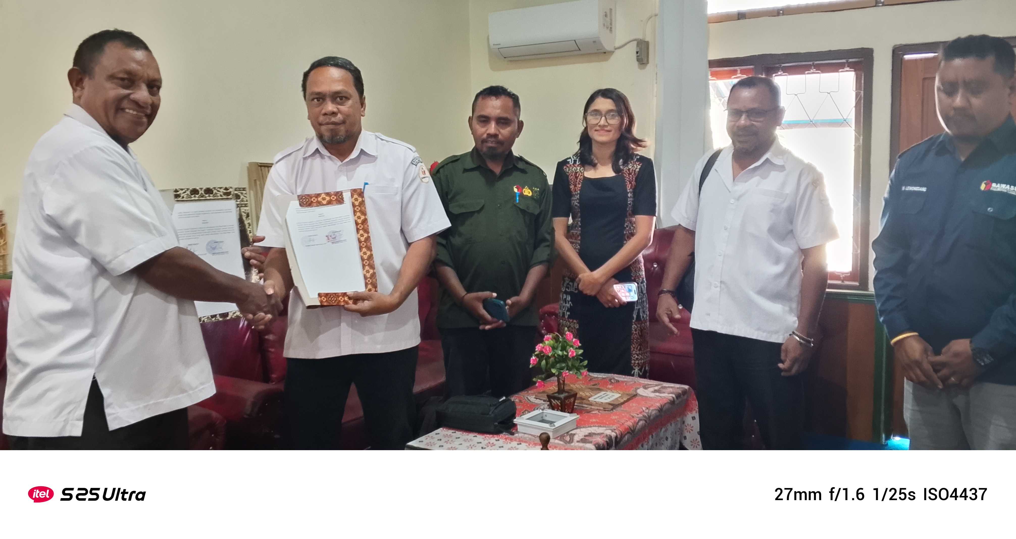 Serah Terima MoU Bawaslu Lembata dan Smansa Nubatukan