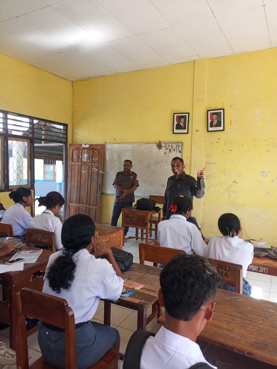 Anggota Bawaslu Kab. Lembata dalam giat Bawaslu Mengajar