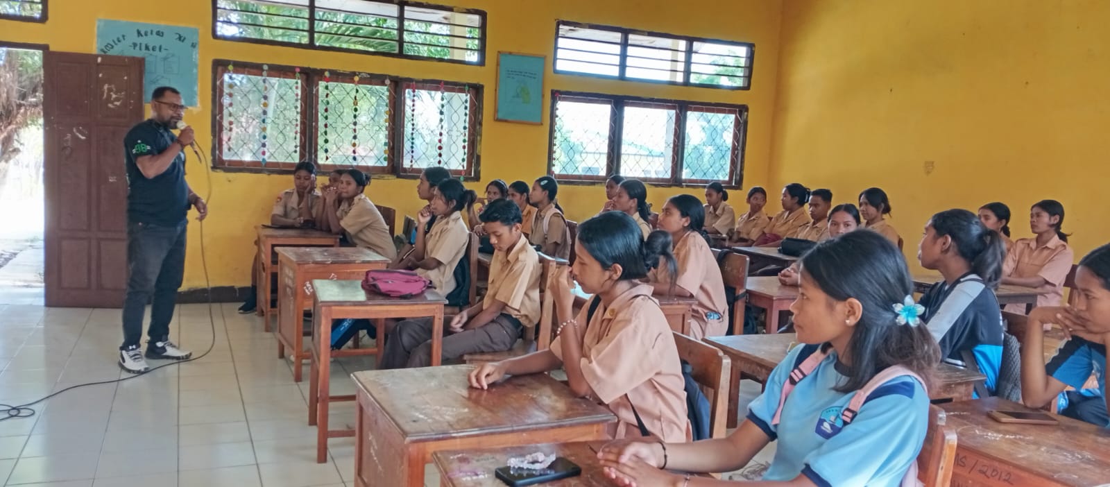 Staf Bawaslu dalam proses pembelajaran