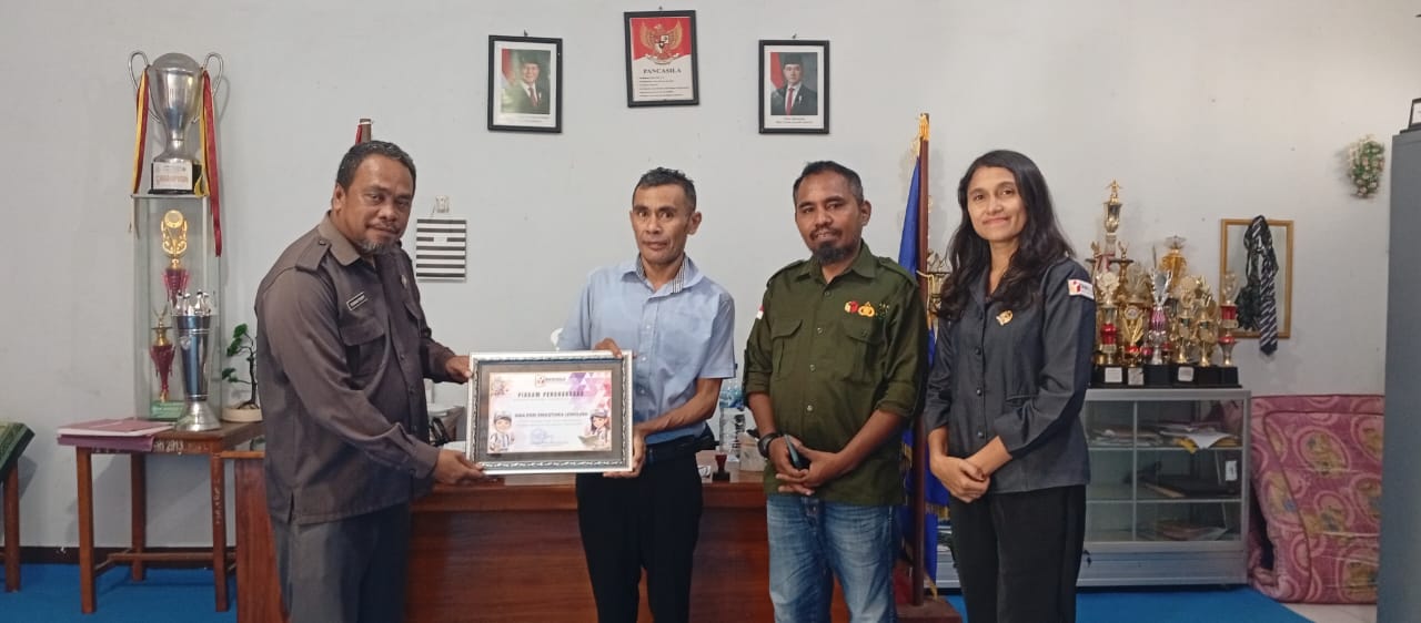 Ketua Bawaslu Lembata serahkan Piagam Penghargaan