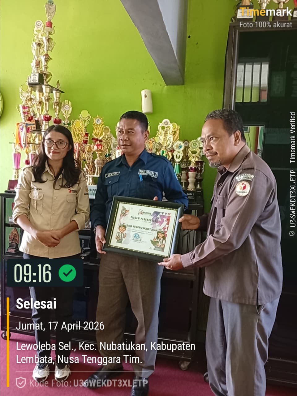 Bawaslu Lembata Serahkan Piagam Penghargaan