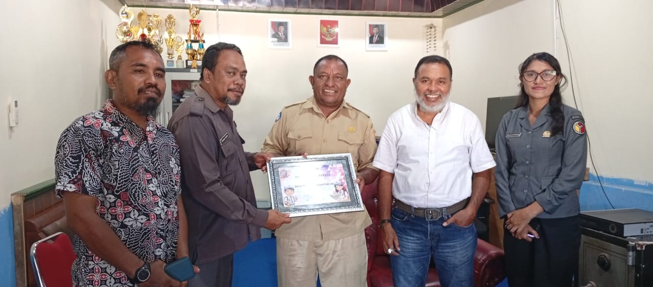 Bawaslu Lembata Serahkan  piagam penghargaan