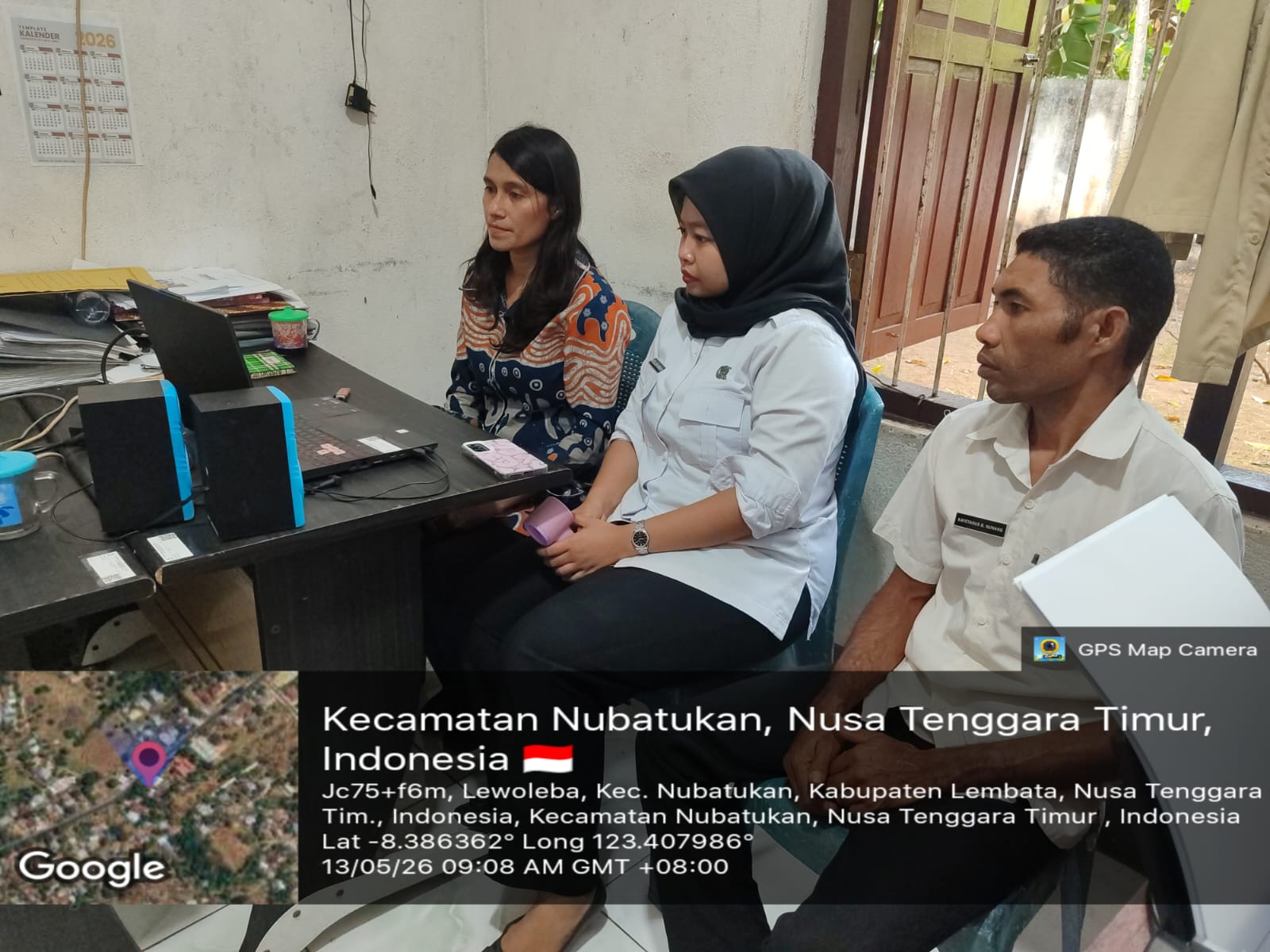 Anggota Bawaslu Lembata, Indah Purnama Dewi, SE bersama staf mengikuti kegiatan Minggar melalui zoom