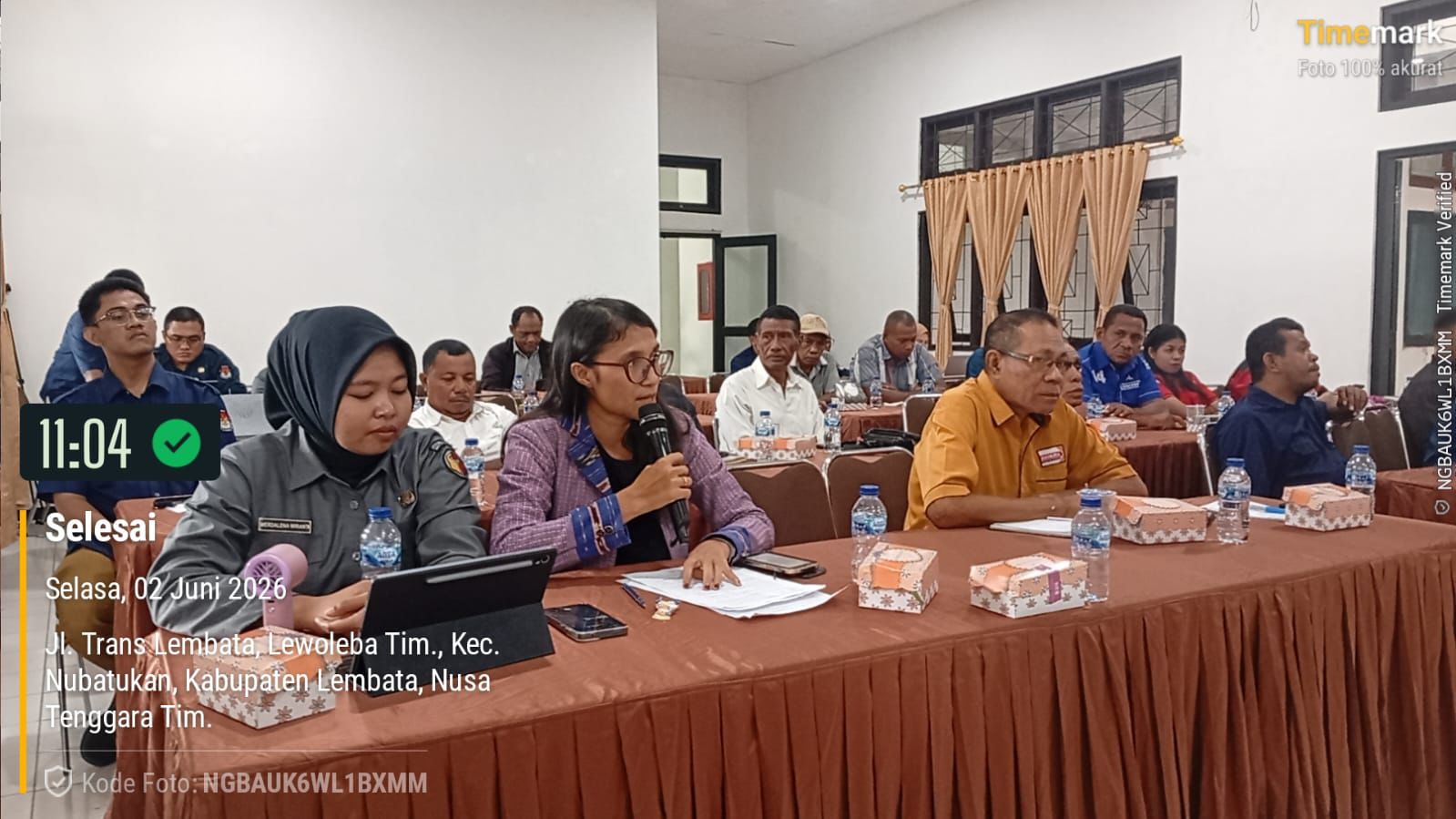 Anggota Bawaslu Lembata Indah Dewi bersama Staf