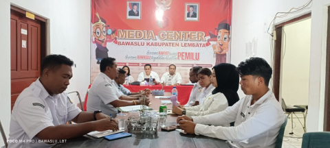 Staf Sekretariat Bawaslu Kabupaten Lembata mengikuti Rakernis tersebut
