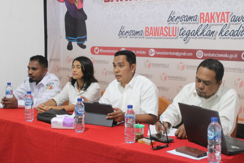 Anggota Bawaslu NTT, Amrunur Muh. Darwan, S.Si, (kedua dari kanan)