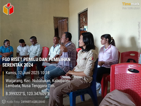 Ketua Bawaslu Lembata dalam diskusi 