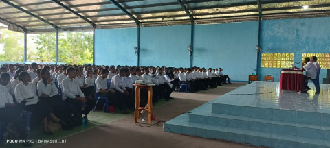 Peserta Orientasi saat mendengarkan materi dari Ketua Bawaslu Lembata