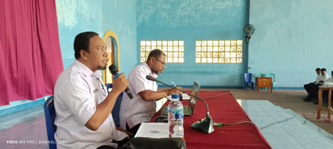 Ketua Bawaslu Lembata saat memberikan materi kepada 650 CPNS Daerah di Smater Don Bosko Lewoleba Lembata