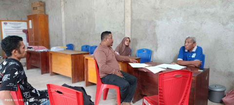 Kepala Desa Leworaja saat dilakukan cross cek data pemilih