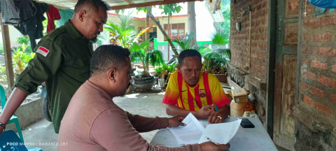 Sekretaris Desa Atakera saat dilakukan crosscek data pemilih