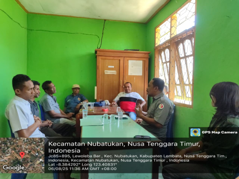 Tampak Ketua Bawaslu dan Anggota Bawaslu Kab. Lembata bersama  Aparat Pemerintah Kel. Lewoleba Barat dan beberapa masyarakat