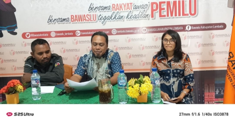 Ketua dan Anggota Bawaslu Lembata dalam Diskusi