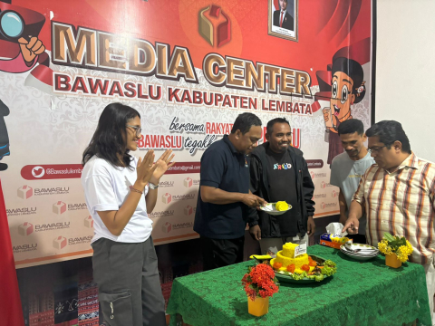 Ketua, Anggota dan Korsek Bawaslu Lembata dalam pemotongan tumpeng