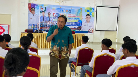 Ketua dalam penyajian materi