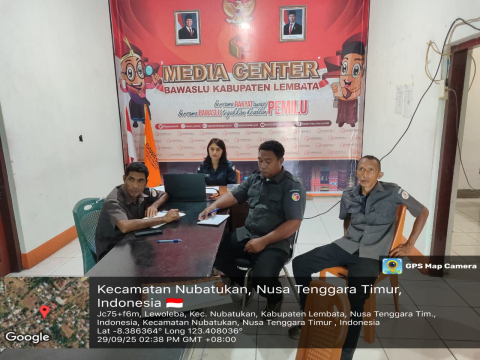 Anggota dan Staf Bawaslu Kabupaten Lembata