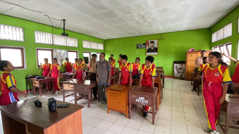 Ketua Bawaslu Lembata Bersama Pemilih Pemula