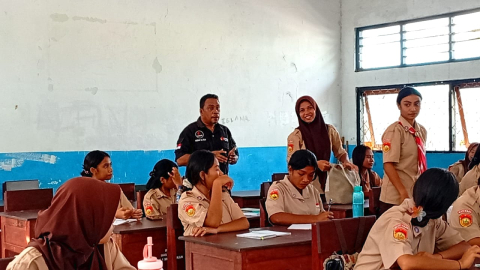 Ketua Bawaslu Lembata Bersama Pemilih Pemula