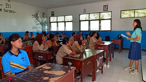 Anggota Bawaslu Lembata Bersama Pemilih Pemula