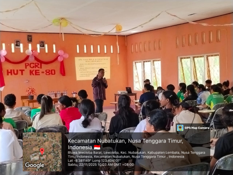 Ketua Bawaslu Lembata Bersama Pemilih Pemula