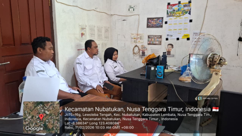 Ketua Bawaslu Lembata bersama Staf