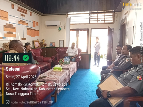Bawaslu Lembata Serahkan Piagam Penghargaan kepada Smansa Nubatukan.