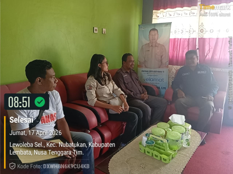 Bawaslu Kabupaten Lembata pada Jumad, 17 April 2026 menyerahkan Piagam kepada Sekolah Menengah Atas Negeri 2 (Smandu) Nubatukan 