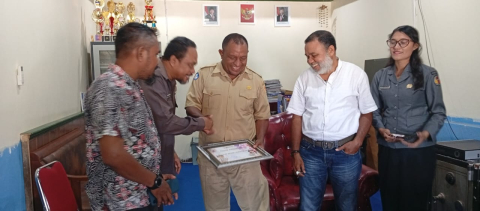 Bawaslu Lembata Serahkan Piagam Penghargaan