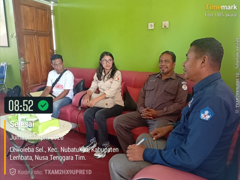 Bawaslu Lembata serahkan Piagam Penghargaan kepada Smandu Nubatukan