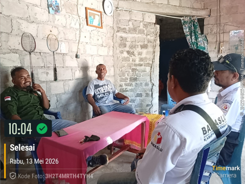 Muh, Rifai Anggota Bawaslu Kab. Lembata bersama staf