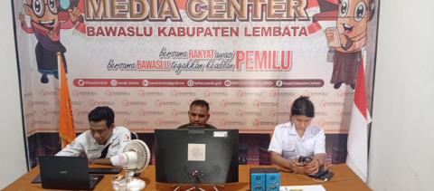 Anggota Bawaslu Kabupaten Lembata dan staf sekretariat dalam zoom