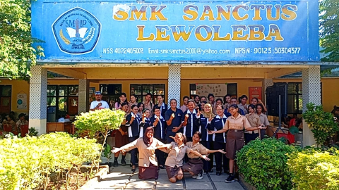 Bawaslu Ngajar Perdana Di SMKS Sanctus Lewoleba