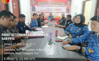 Ketua, Anggota dan Staf Sekretariat Bawaslu Lembata dalam giat PPID