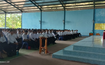 Ketua Bawaslu Lembata saat memberikan materi kepada 650 CPNS Daerah