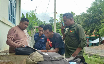 Anggota dan Staf Bawaslu Lembata melakukan uji petik