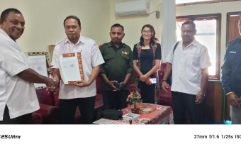 Serah Terima MoU Bawaslu Lembata dan Smansa Nubatukan