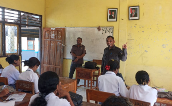 Anggota Bawaslu Kab. Lembata dalam giat Bawaslu Mengajar