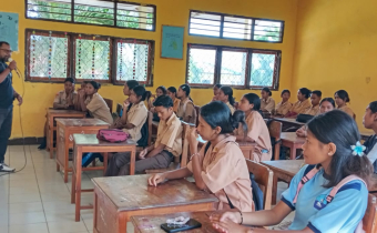 Staf Bawaslu dalam proses pembelajaran