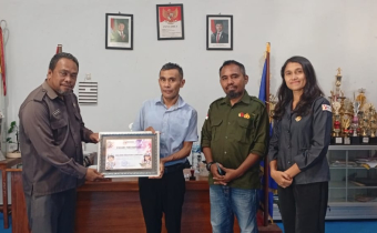 Ketua Bawaslu Lembata serahkan Piagam Penghargaan