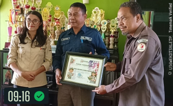 Bawaslu Lembata Serahkan Piagam Penghargaan