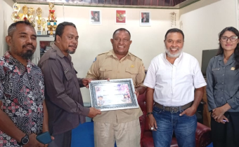 Bawaslu Lembata Serahkan  piagam penghargaan