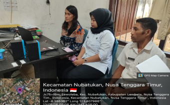 Anggota Bawaslu Lembata, Indah Purnama Dewi, SE bersama staf mengikuti kegiatan Minggar melalui zoom