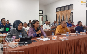 Anggota Bawaslu Lembata Indah Dewi bersama Staf
